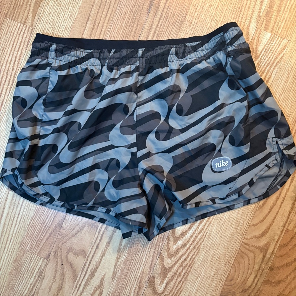 Nike Gray & Black Wave-Print Run Shorts